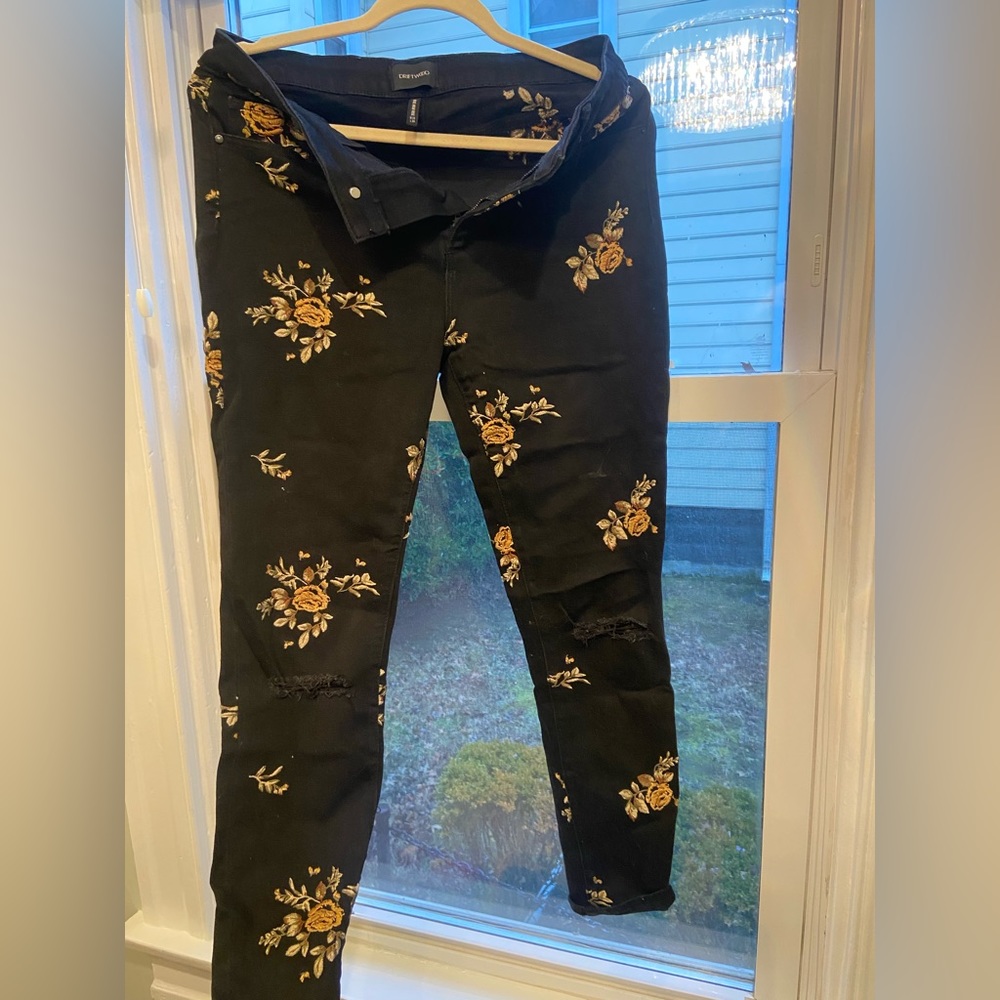 Black denim jeans with embroidered flowers